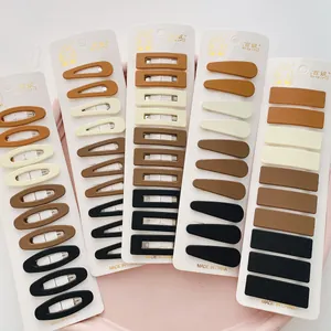 Lot de 10 barrettes géométriques mates aux tons neutres sur carte de présentation
