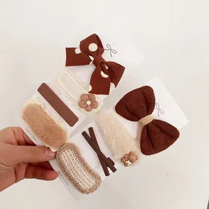 Nahaufnahme von 6-teiliges braunes Schleifen und Plüschbär Haarklammern Set