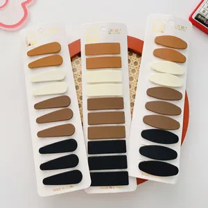 Détail de pinces à cheveux géométriques mates aux tons neutres beige et marron élégants