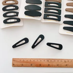 Lot de 10 barrettes BB géométriques mates beige et marron présentées avec règle