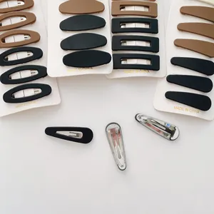Détails de barrettes géométriques mates beiges et brunes sur des cartes de présentation