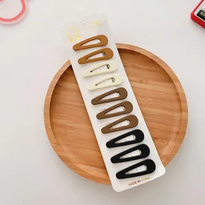 Lot de 10 barrettes goutte mates aux tons terreux sur un plateau en bois