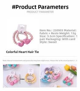 Détail de chouchous cœurs colorés avec tissu plissé et petits ornements en résine