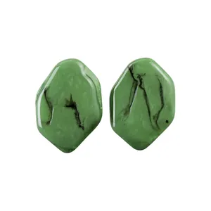 Boucles d'oreilles en résine verte avec marbrures de style lavis et forme géométrique