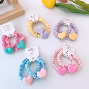 Lot de chouchous aux tons crème avec pendentifs en cœur en cinq couleurs pastel variées