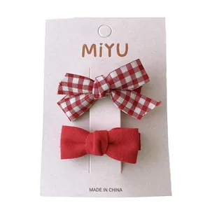 Lot de barrettes à cheveux à nœuds rouges festifs et à carreaux sur carte de présentation