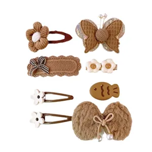 Set di 7 fermagli per capelli in peluche marrone e beige con fiocchi e fiori