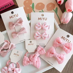 Set di accessori per capelli rosa con fiocchi e pois su carta espositiva