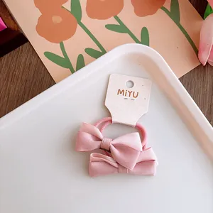 Dettaglio del fiocco rosa in raso per capelli su carta con sfondo floreale