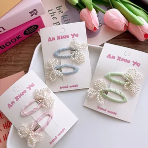 Barrettes à cheveux avec nœuds en perles en ensembles rose vert et bleu sur plateau