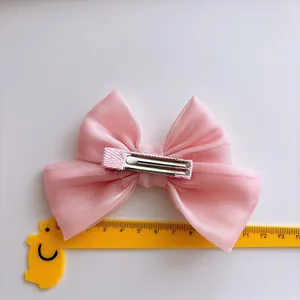 Rosa Haarschleife aus zartem Gaze-Stoff mit silbernem Entenschnabel-Clip für Mädchen