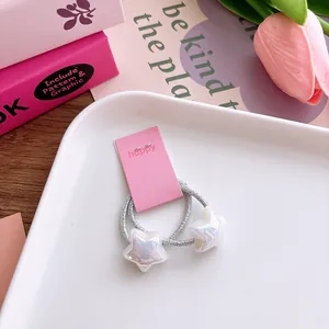 Detailopname van ster-haarelastiekjes met parelglans op een wit presentatietablet