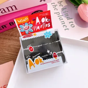 Vista detallada de gomas elásticas negras para bebés en caja con motivos florales