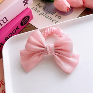 Detailansicht der süßen rosa Organza-Schleife Haarspange auf einem weißen Tablett