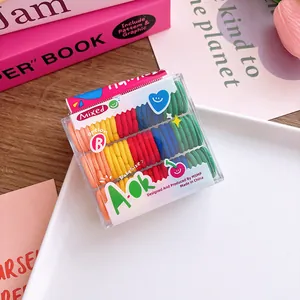 Vista macro de gomas de pelo elásticas para bebés en una caja de plástico clara