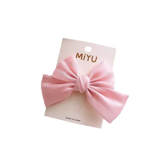 Eleganter rosa Organza-Haarclip für Mädchen auf weißem Hintergrund mit Displaykarte