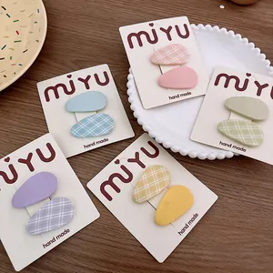Set de horquillas de tela pastel con patrones de cuadros para niñas en tarjeta de cartón