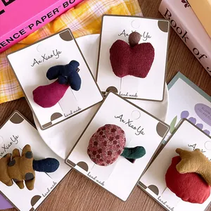 Detalle macro de pinzas para el pelo de tela 3D hechas a mano para niñas en tarjetas