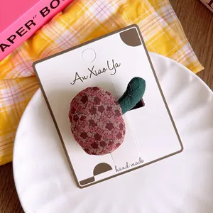Primer plano de horquilla de manzana en tela floral hecha a mano sobre plato blanco elegante