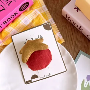 Pinza para el pelo hecha a mano de tela marrón para niñas en tarjeta de exhibición