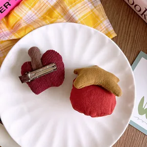 Detalle de pinzas para el pelo de peluche hechas a mano con clips metálicos en un plato