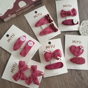 Set di fermagli per capelli in tessuto rosa con fiocchi e motivi scozzesi su carte