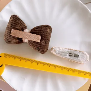 Braune Haarspange mit floraler Cord-Schleife und weißem Plüsch-Haarclip Set