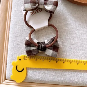 Lot de deux chouchous à nœuds à carreaux marron avec broderie faite à la main