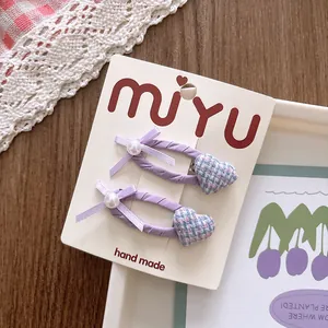 Détails de barrettes coeur violettes faites main avec nœuds et perles sur carte de support