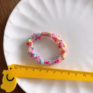 Élastique à cheveux en peluche tressée colorée dans un plat pour coiffure quotidienne