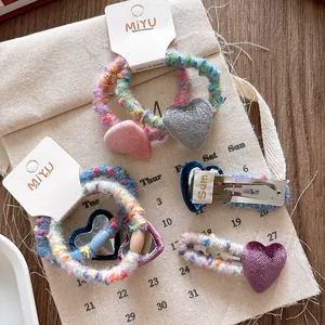 Set accessori capelli per bambine con elastici e fermagli a cuore in lana intrecciata
