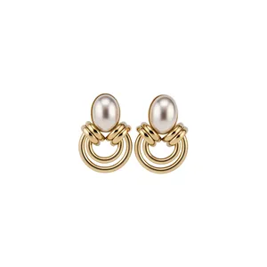 Orecchini geometrici dorati con eleganti perle ovali per un look vintage raffinato