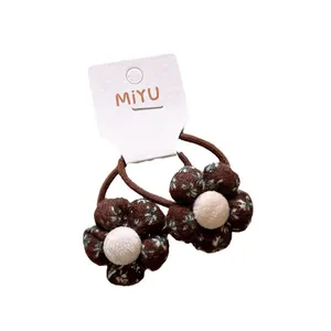 Lot d'élastiques à cheveux avec motifs floraux bleus et centres en peluche blanche