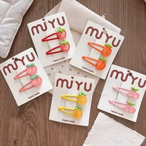 Detailweergave van 10 schattige haarclips met fruitmotieven zoals aardbei en perzik