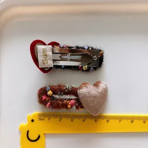 Fermagli per capelli in peluche a forma di cuore per bambine con texture in velluto