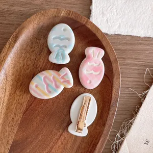 Vue détaillée de barrettes mignonnes en forme de poisson avec lettrage lucky et clips en métal