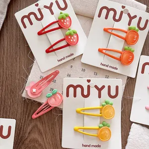 Schattige haarspeldjes voor kinderen met fruitmotieven van hars zoals aardbeien