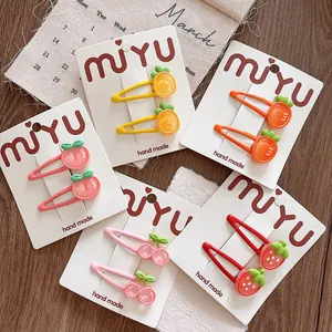 Detail van schattige fruit haarspeldjes set met aardbei en perzik voor kleine meisjes