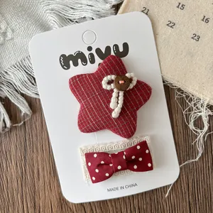 Détail de nœud à pois rouges et barrettes étoile à carreaux sur une carte