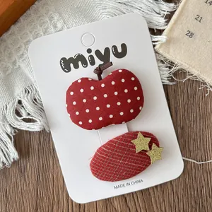 Lot de 2 barrettes à cheveux rouges en tissu avec motifs pomme et nœud sur carte