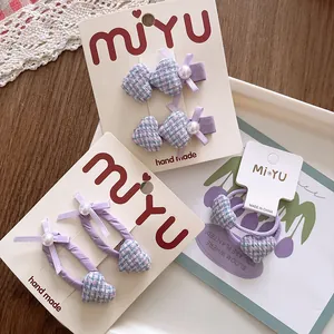 Détails des barrettes et chouchous violets avec motifs à carreaux et perles pour filles