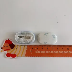Set mit 2 hellblauen Stoff-Haarspangen mit Blumenmuster und Metall-Clip, Länge 4,5 cm