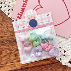 Détail macro d'élastiques à cheveux cœur en tissu aux couleurs pastel pour filles