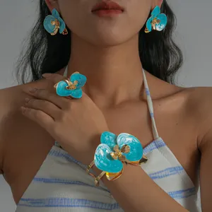 Elegante set di gioielli con fiori in smalto blu con bracciale, anello e orecchini da donna