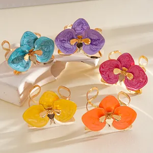Vista dettagliata dei bracciali rigidi smaltati a forma di orchidea colorata