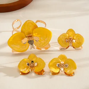 Dettaglio del set di gioielli con fiori in smalto giallo con bracciale e piccoli fiori