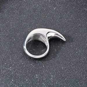 Anillo magatama de acero inoxidable para hombre con diseño pulido de colmillo de lobo