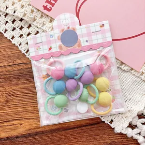Gros plan d'élastiques à cheveux macarons avec boules rondes et bandes élastiques
