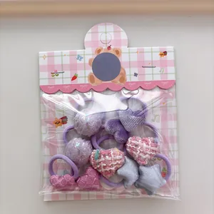 Détail d'élastiques à cheveux colorés en forme de cœur et d'étoile pour fillettes
