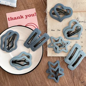 Barrettes à cheveux en denim aux formes d'étoiles et de cœurs sur table rustique